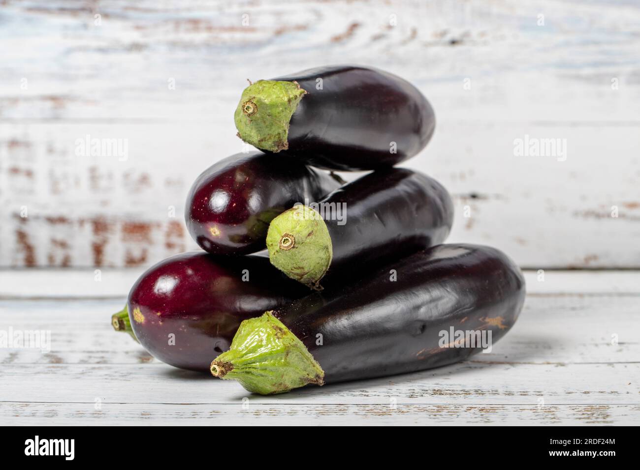 Aubergine auf weißem Holzhintergrund. Saisonkonzept frische rohe Auberginen. Gemüse für eine gesunde Ernährung. Schließen Stockfoto