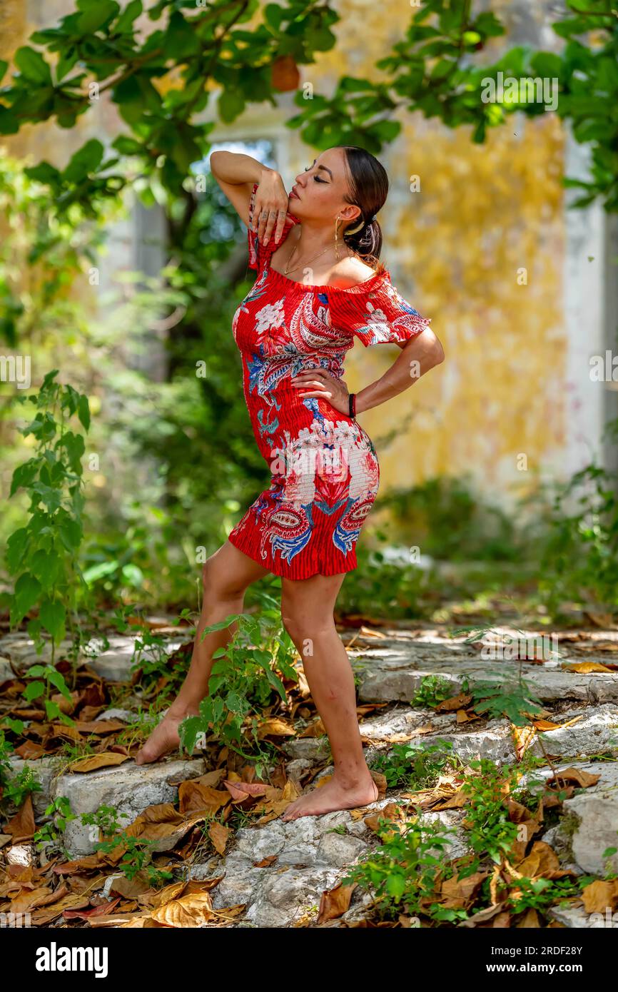 Ein herrliches lateinisches Modell steht in einem verlassenen Pueblo in der mexikanischen Provinz Yucatan Stockfoto