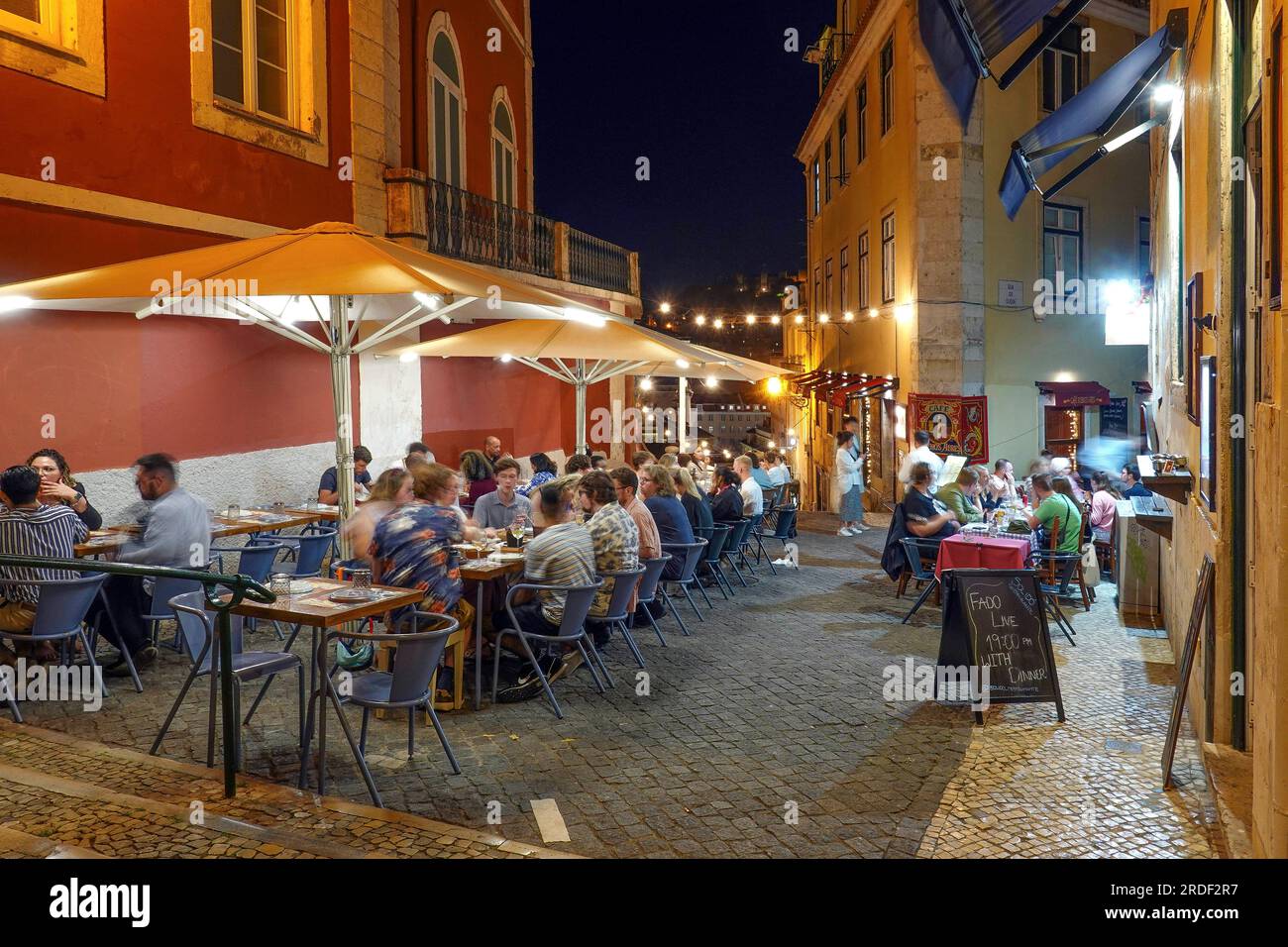 Portugal, Lissabon, Portugal, Lissabon Bairro Alto Viertel, Nachtszene, junge Leute bei Nachtparty am Wochenende, Bars, Restaurants und Fado Clubs Foto Stockfoto