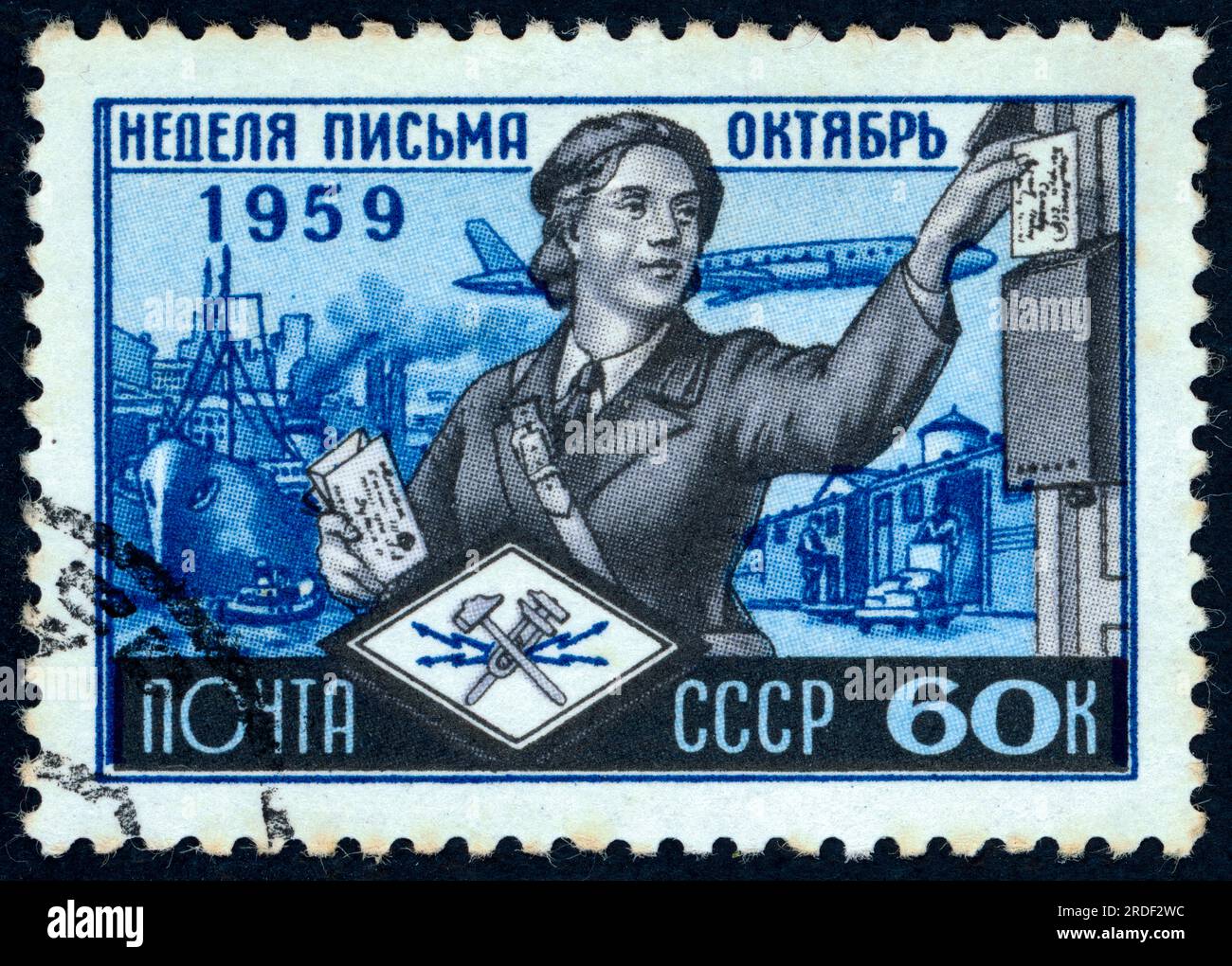 Briefmarke, die 1959 in der UdSSR anlässlich des Weltposttags und der Internationalen Briefschreibwoche ausgestellt wurde. Stockfoto
