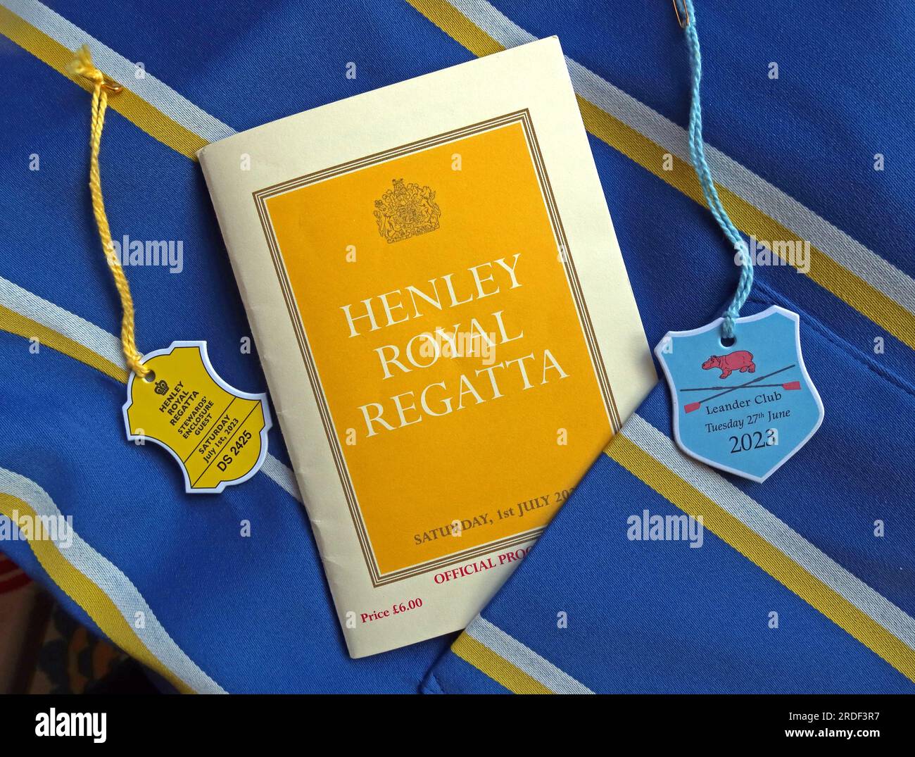 Henley-on-Thames Royal Regatta, Blazer, offizielles Programm und Eintritt zum Leander Club und Gast im Stewards-Gehege Stockfoto