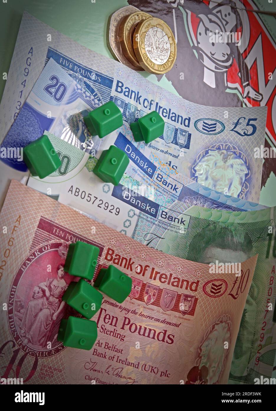 Unterbringungskosten (Kauf oder Miete) in Nordirland, Sterling-Banknoten, Münzen, Monopolhäuser Stockfoto
