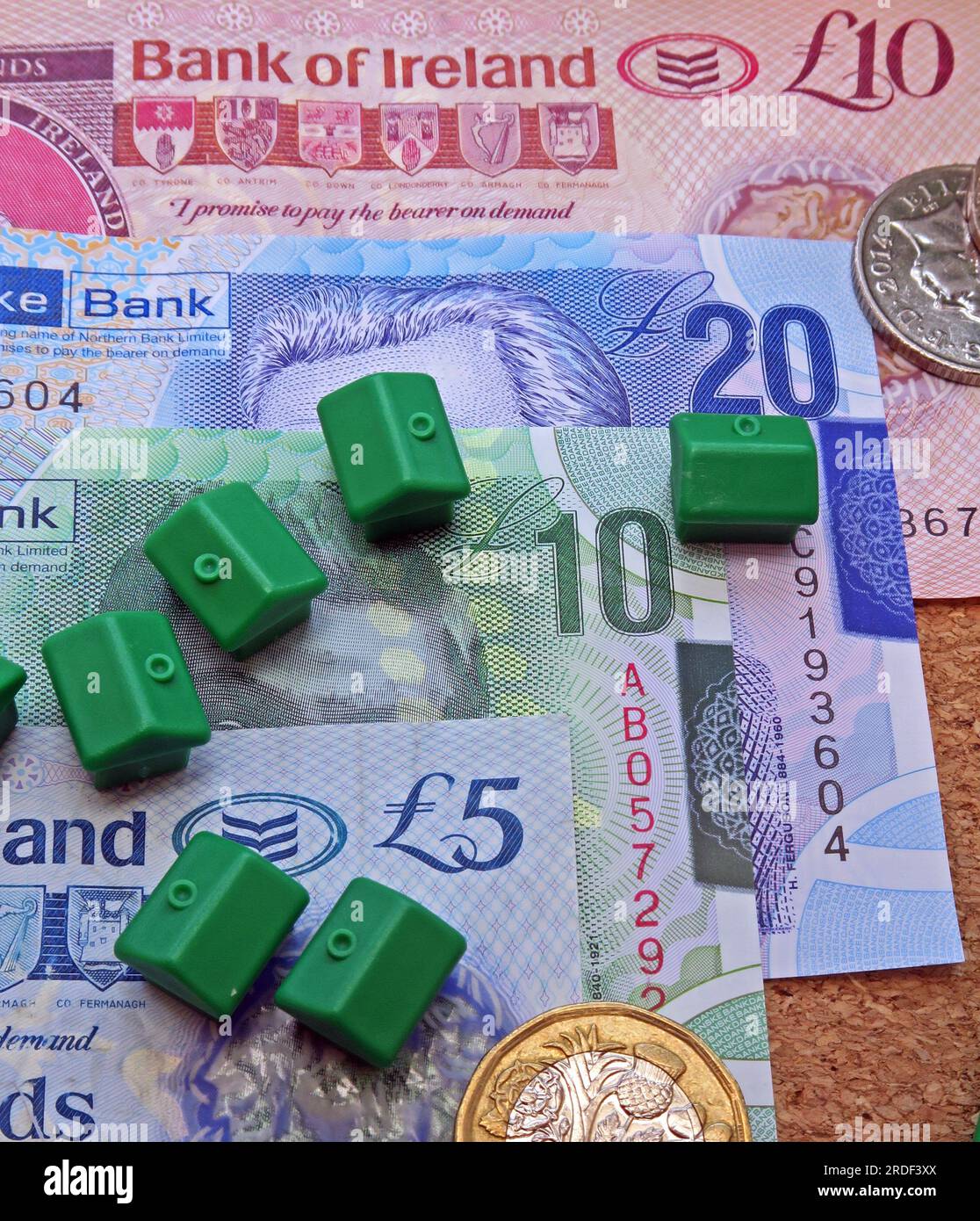 Unterbringungskosten (Kauf oder Miete) in Nordirland, Sterling-Banknoten, Münzen, Monopolhäuser Stockfoto