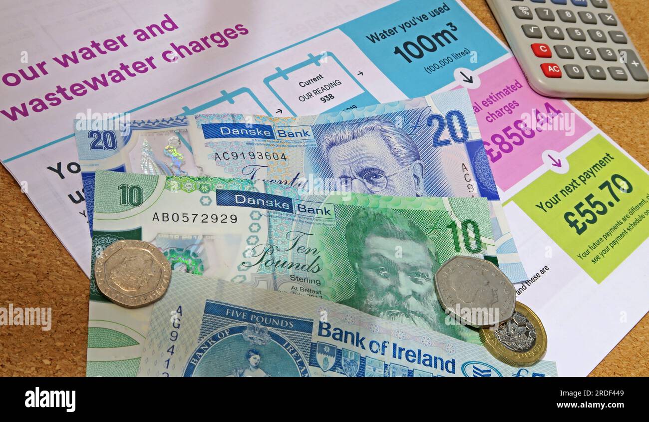 Kosten für Haushaltsrechnungen, Wasser, Gebühren usw. in Nordirland, Sterling-Banknoten, Münzen, erhöhte Armut durch Inflation Stockfoto