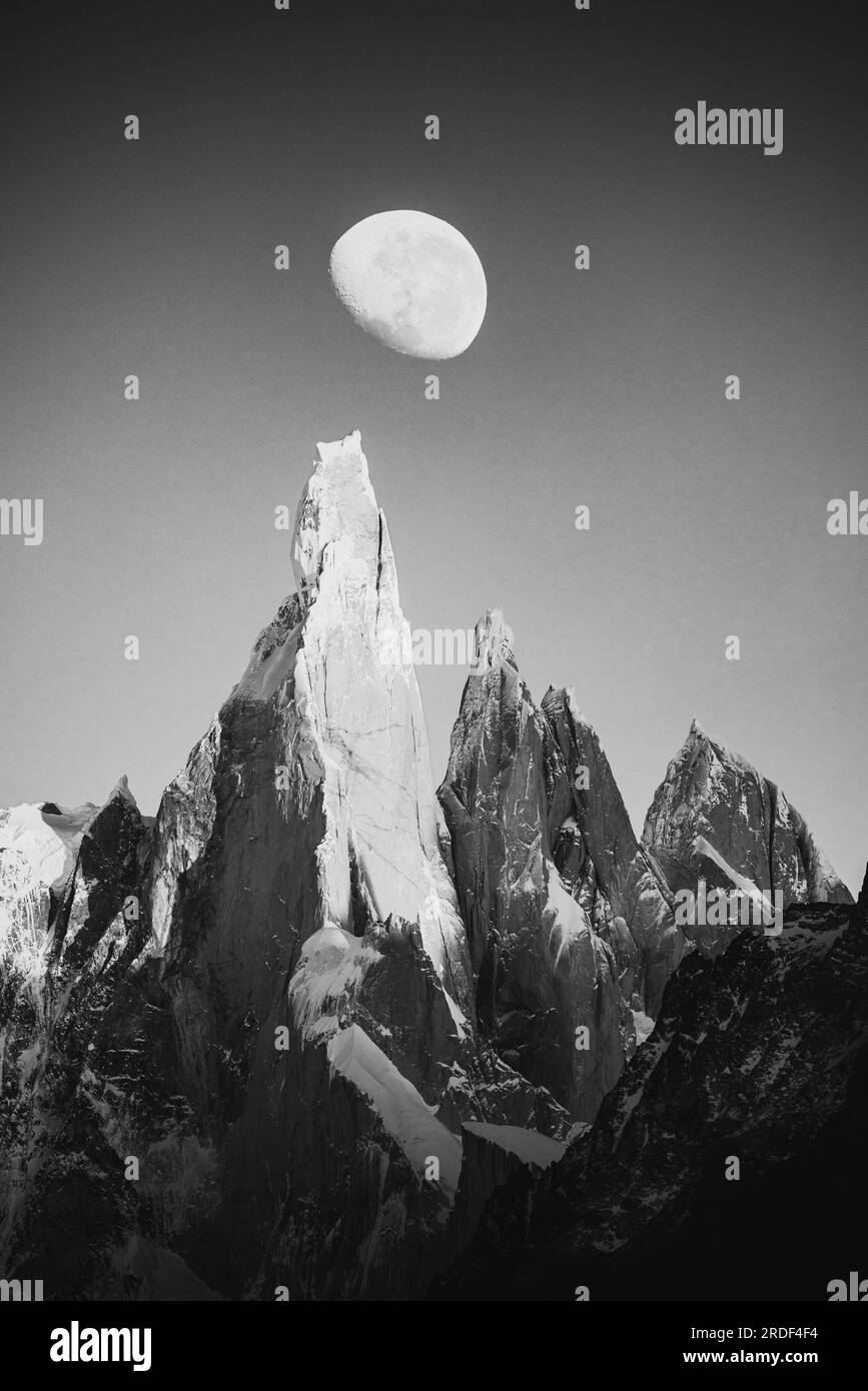 Cerro Torre und der Mond in Schwarz und Weiß Stockfoto