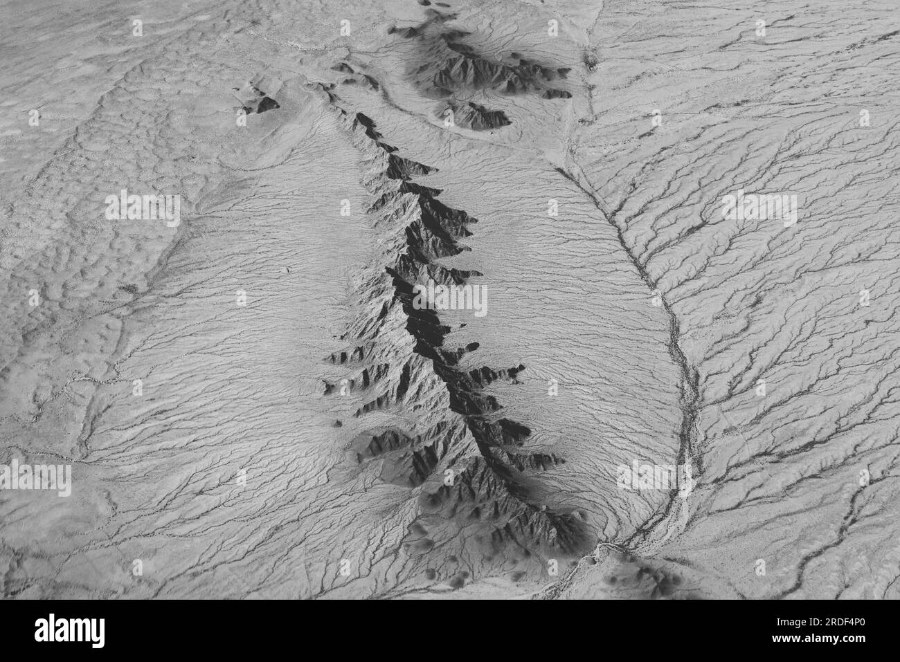 Gebirgskette in der Wüste Stockfoto