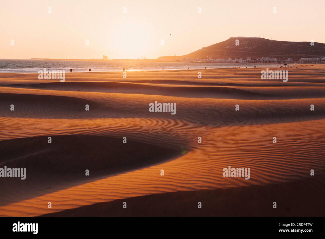 Sonnenuntergang an einem Sandstrand in Agadir, Marokko. Stockfoto