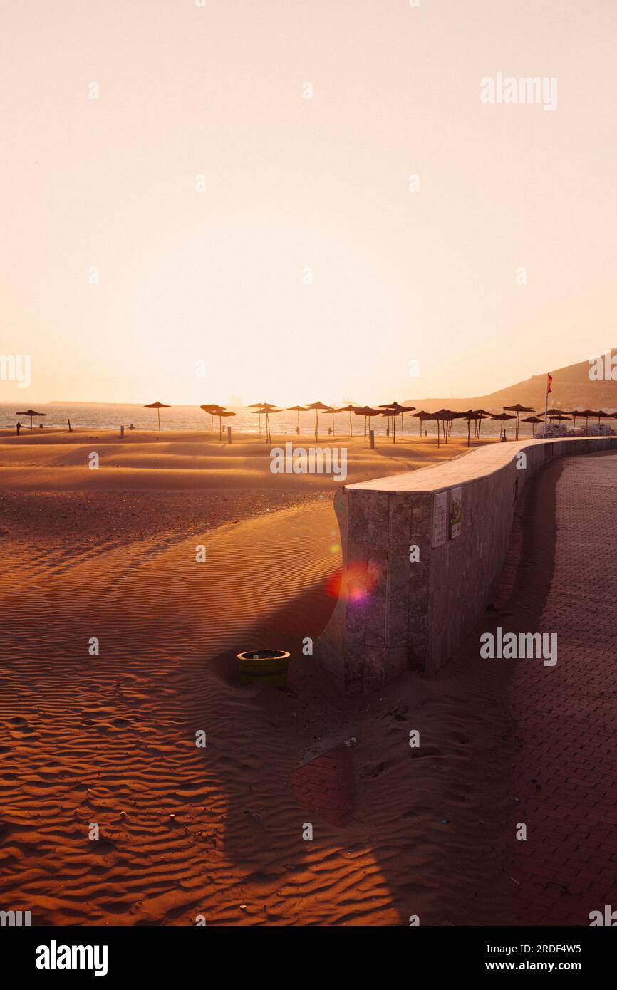 Sonnenuntergang an einem Sandstrand in Agadir, Marokko. Stockfoto