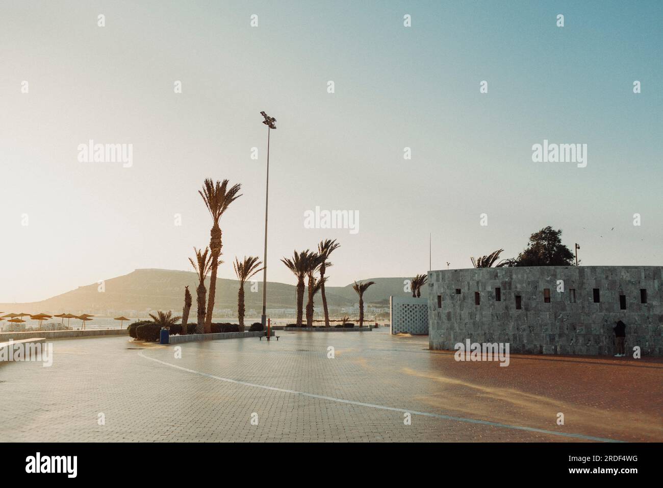 Eine Promenade am Strand in Agadir, Marokko. Stockfoto