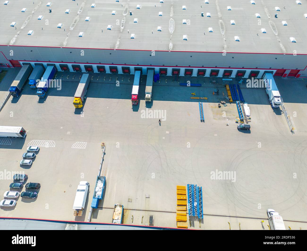 Luftaufnahme des Verteilungszentrums, Drohnenfoto des Industriebetriebs Stockfoto