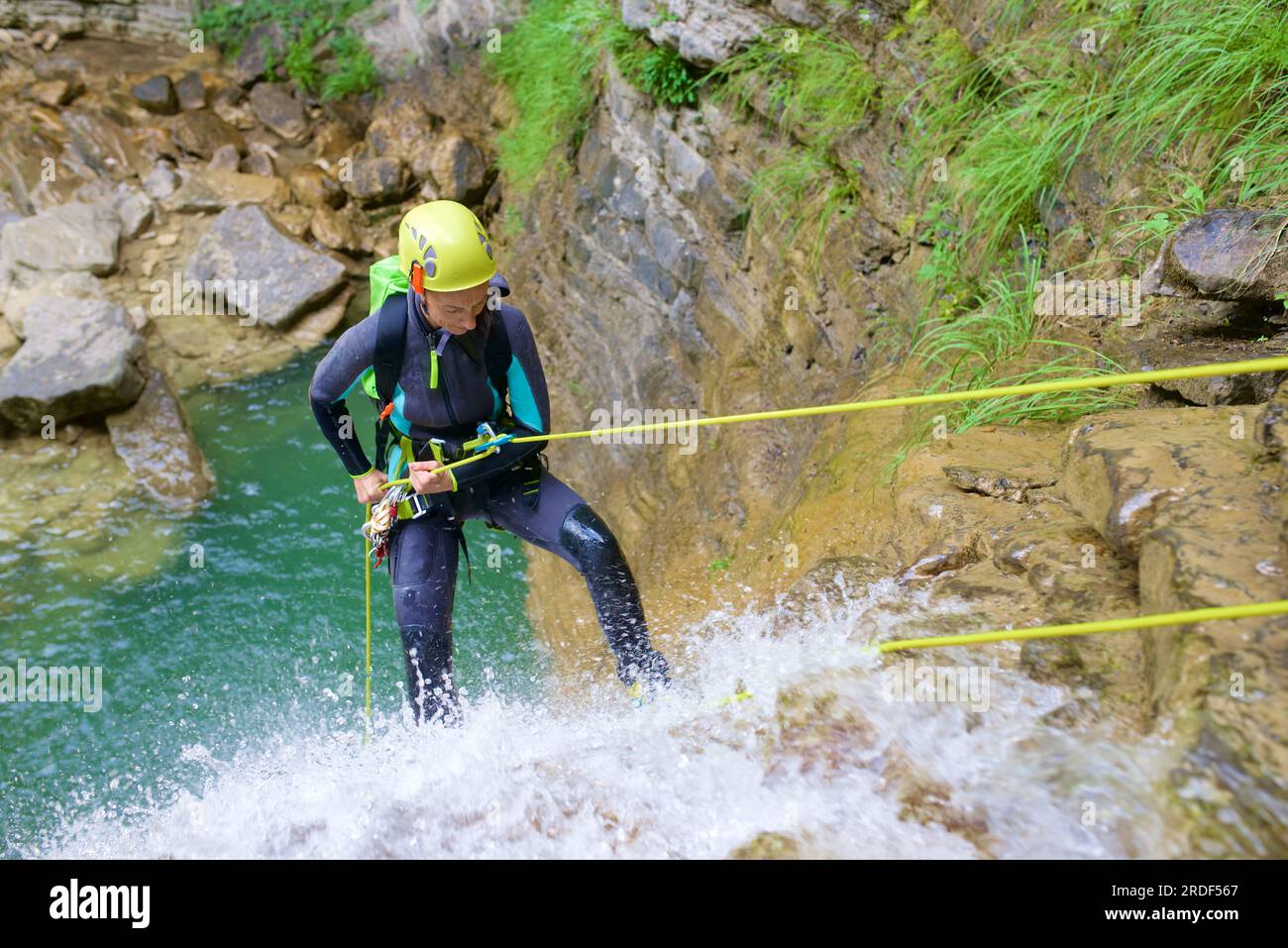 Eine Frau im Furco Canyon in den spanischen Pyrenäen Stockfoto