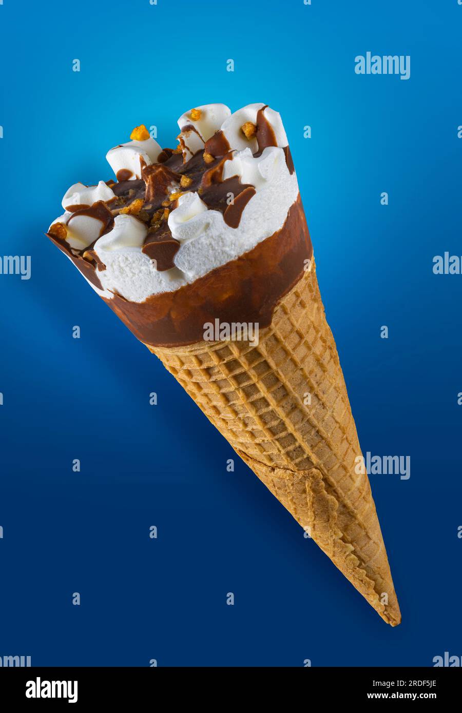 Schokoladen- und Vanille-Eiskrem auf blauem Hintergrund Stockfoto