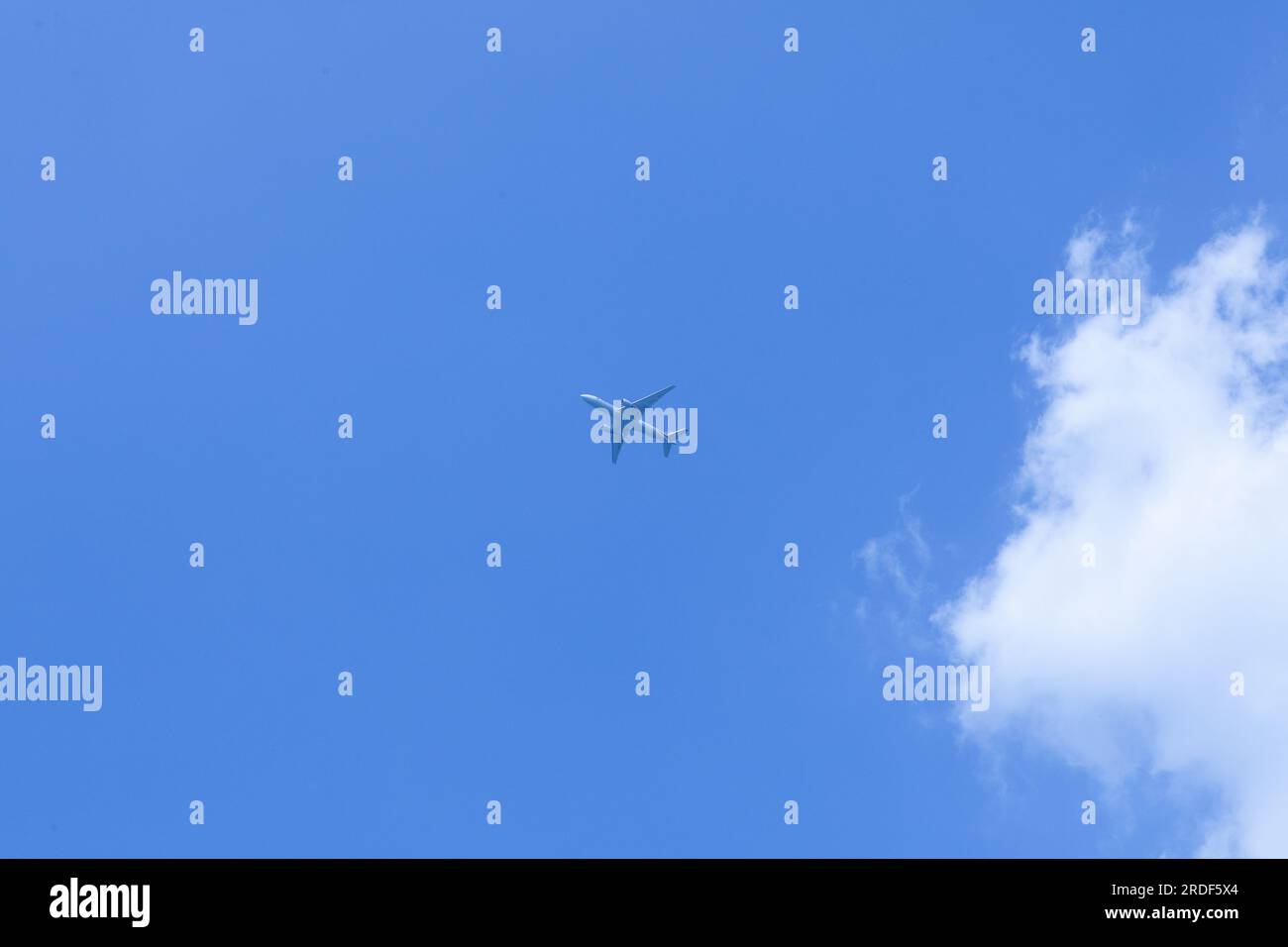 Ein Flugzeug vor einem hellblauen Himmel Stockfoto