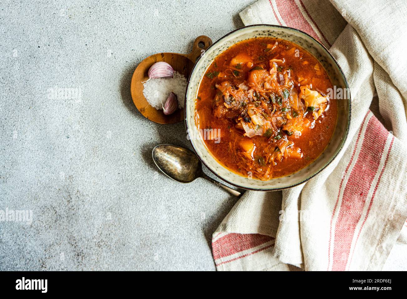 Ukrainische Rote-Bete-Suppe in der Schüssel Stockfoto