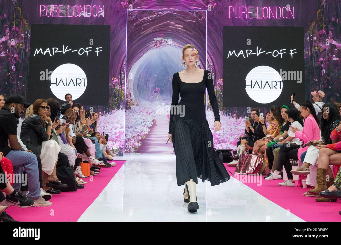 Pure London Fashion Catwalk Event/Landebahn Juli 2023 – Kensington Olympia London UK England Stockfoto