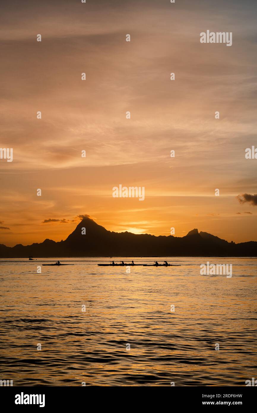 Blick auf die Insel Moorea bei Sonnenuntergang, französische Polynesien, Kanus-Gruppe Stockfoto