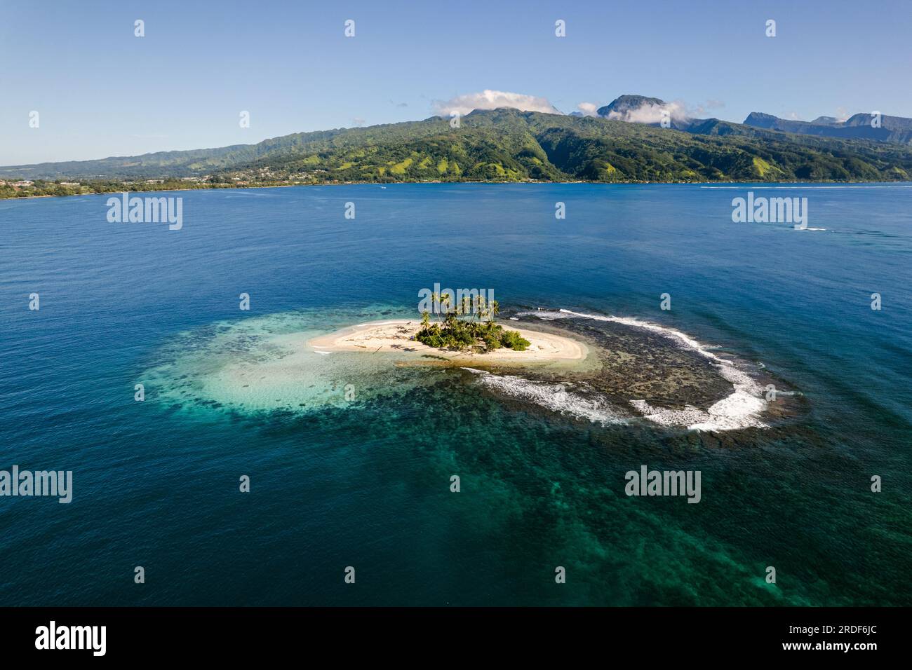 Die isolierte Insel im abgelegenen französisch-polynesien aus der Vogelperspektive Stockfoto