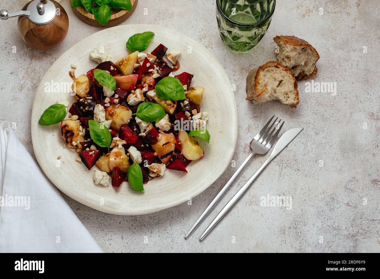 Salat mit Rote Bete, Pfirsichen und Hüttenkäse. Stockfoto