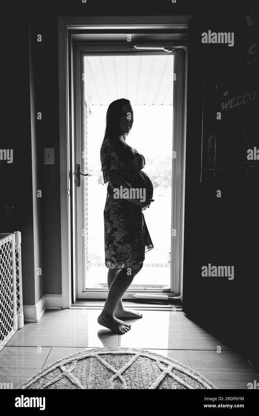 Silhouette der Schwangeren in Doorway Stockfoto