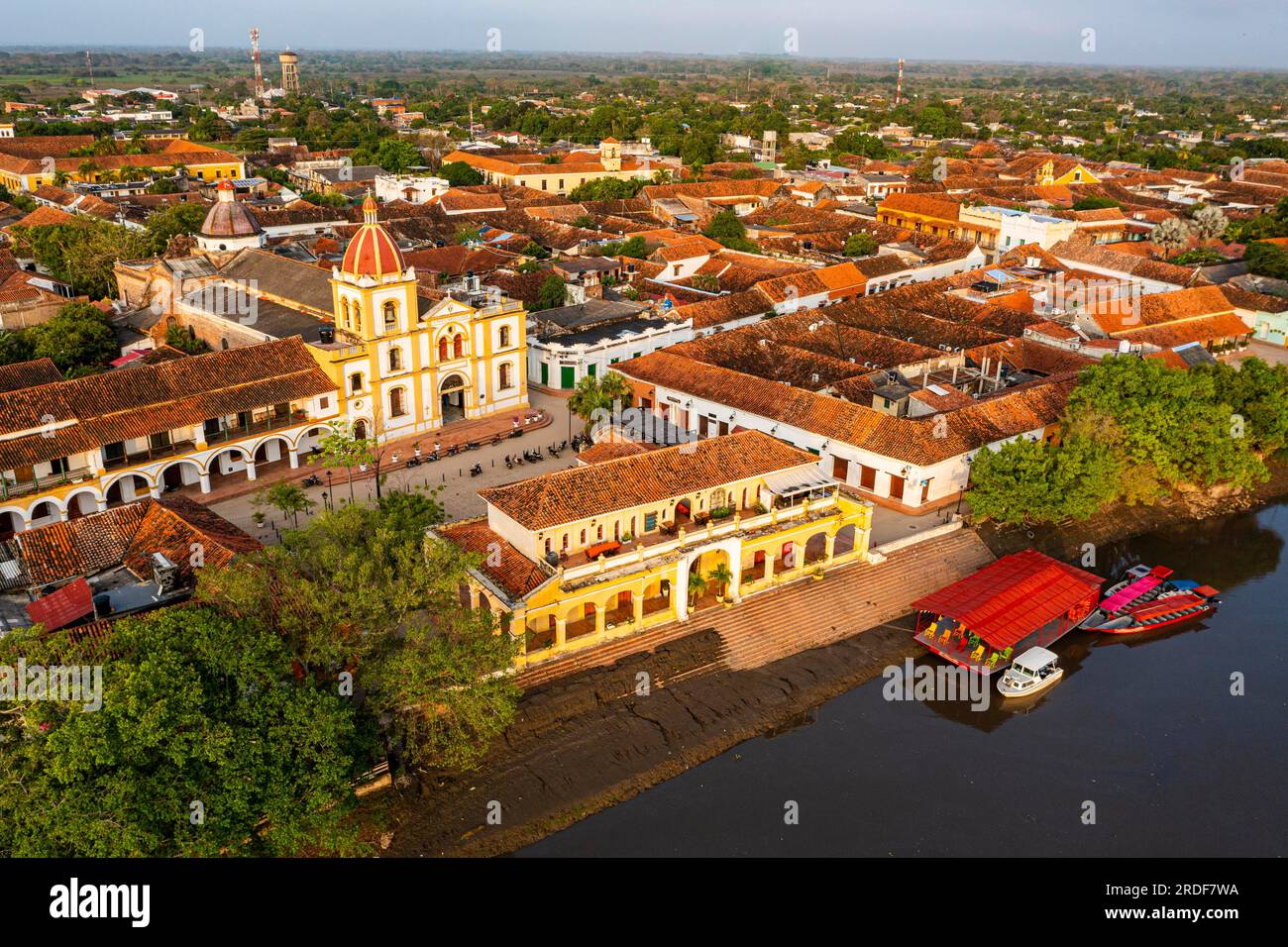 Luftaufnahme der Kirche La Inmaculada Concepcion, UNESCO-Weltkulturerbe, Mompox, Kolumbien Stockfoto