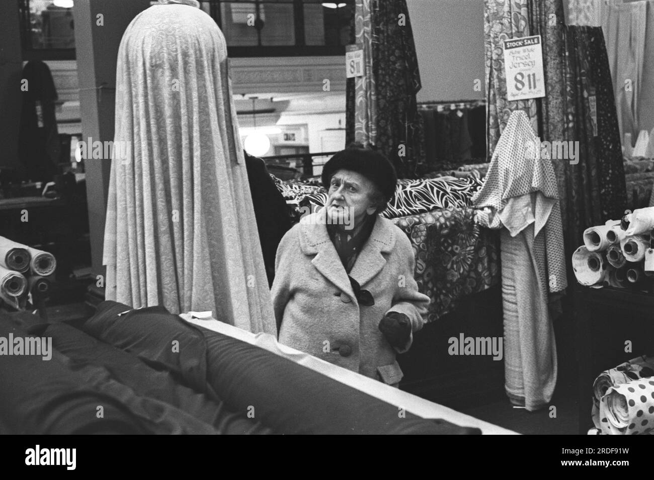 Kaufhaus 1960er GB Derry und Toms, das Kaufhaus in der Kensington High Street. Stoffabteilung. London, England, ca. 1968. 1960S GB HOMER SYKES Stockfoto