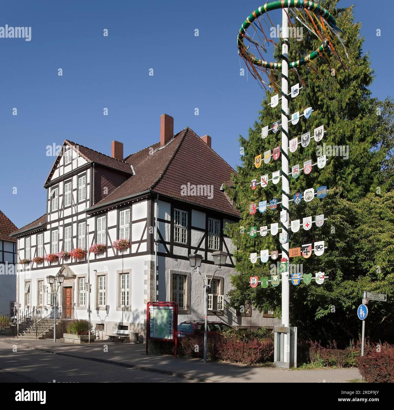 Stadthaus mit Maypole Bad Muender Deutschland Stockfoto