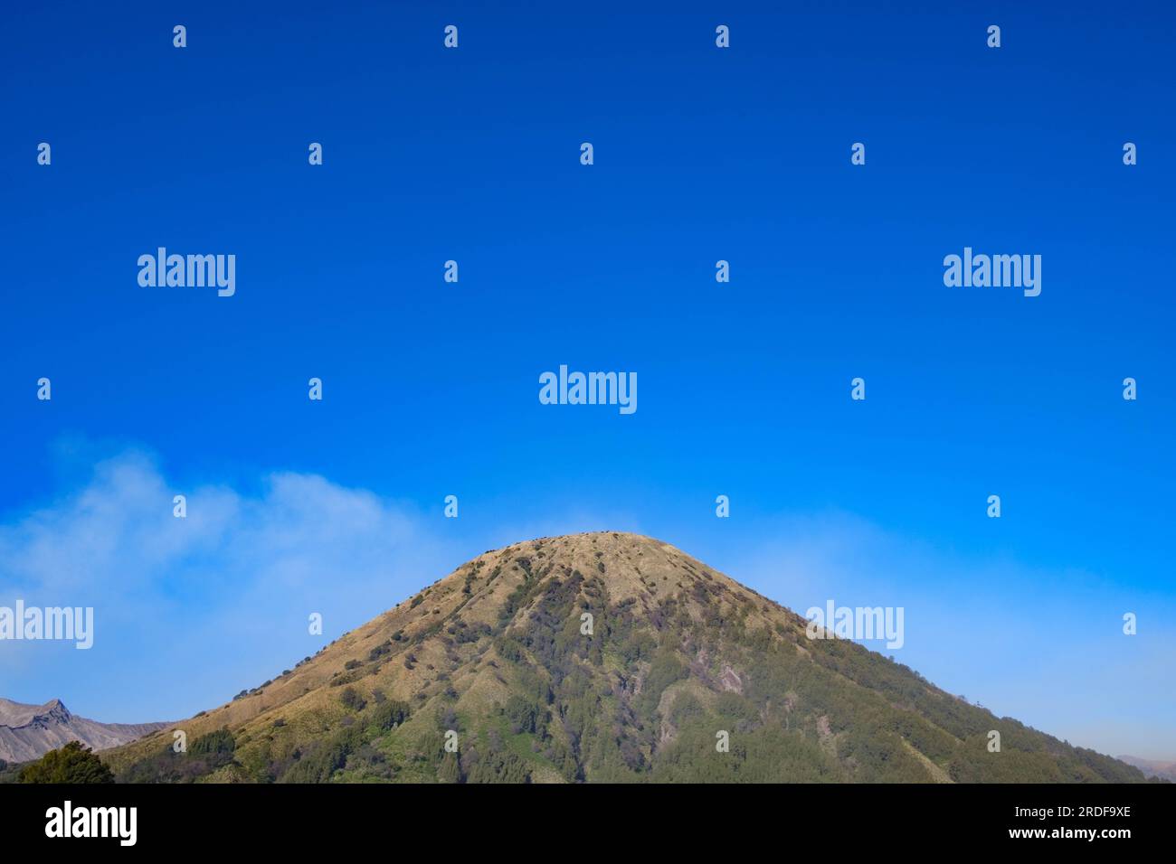 Gunung Batok oder Mount Batok neben Mount Bromo mit klarem blauen Himmel Stockfoto