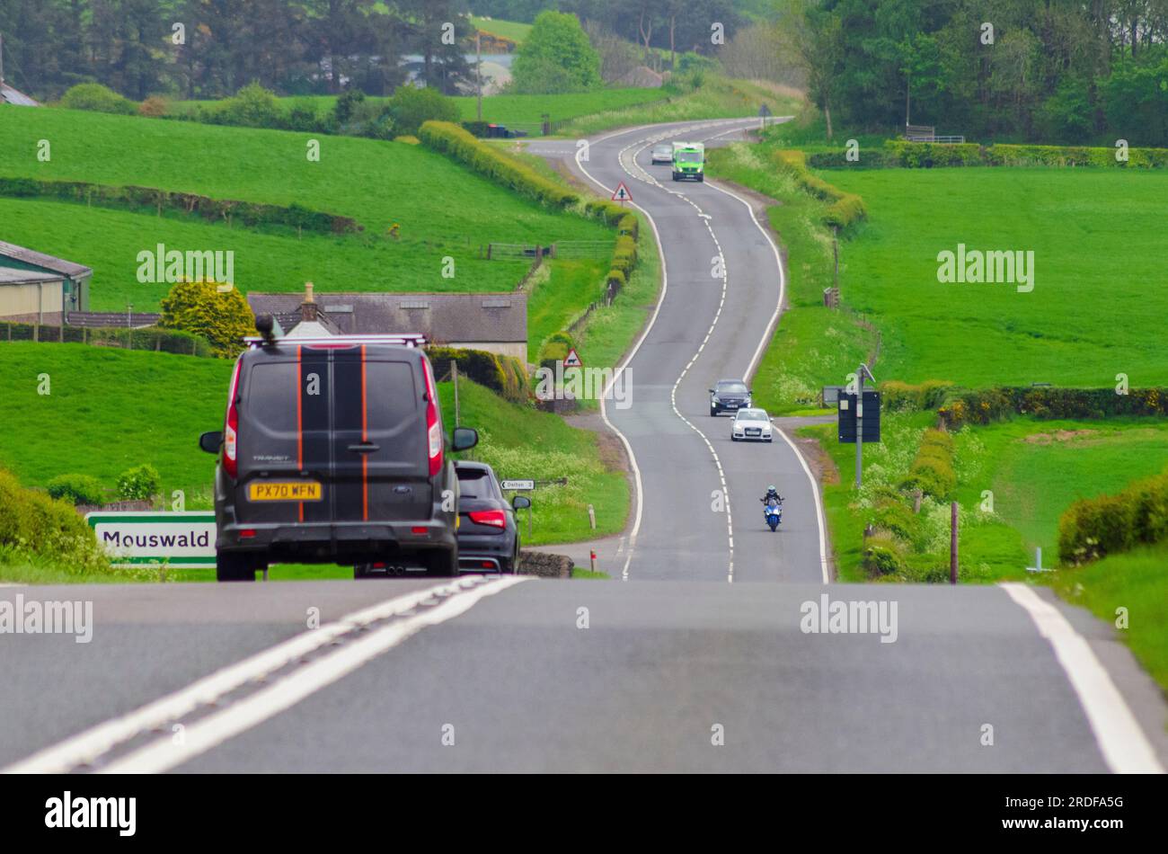 NAHE MOUSWALD, SCHOTTLAND, Großbritannien - 15. Mai 2022 - Verkehr auf der A75 nahe Mouswald, Schottland, Großbritannien - Foto: Geopix Stockfoto