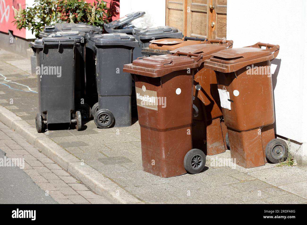 Organische Abfalleimer und Abfalleimer für Restmüll, Deutschland Stockfoto