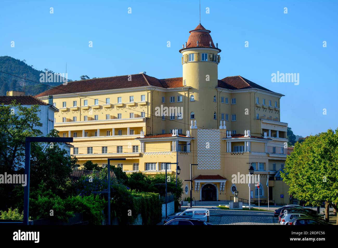 Luso, Portugal. Das Grande Hotel de Luso, ein 4-Sterne-Hotel in der Nähe der Thermalbäder, wurde 1940 eröffnet. Ein überdachter Gang verbindet das Hotel mit dem Spa. Stockfoto