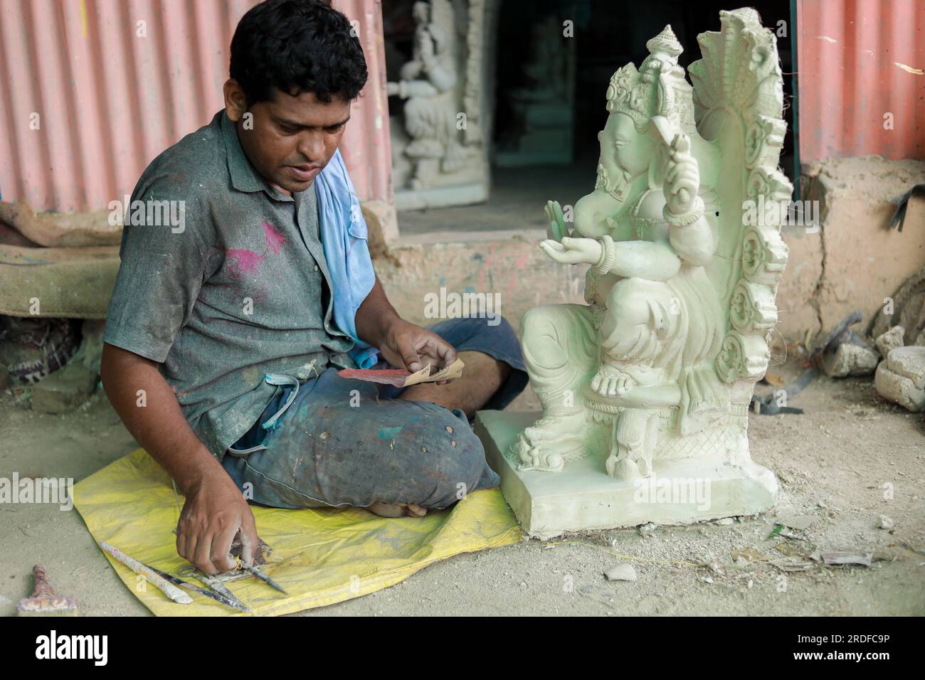 Ganesh, Ganpati Idol oder Murti Making Process, Workshop für die Herstellung von Idols von lord Ganesh für das bevorstehende Ganapati Festival in Indien. Stockfoto