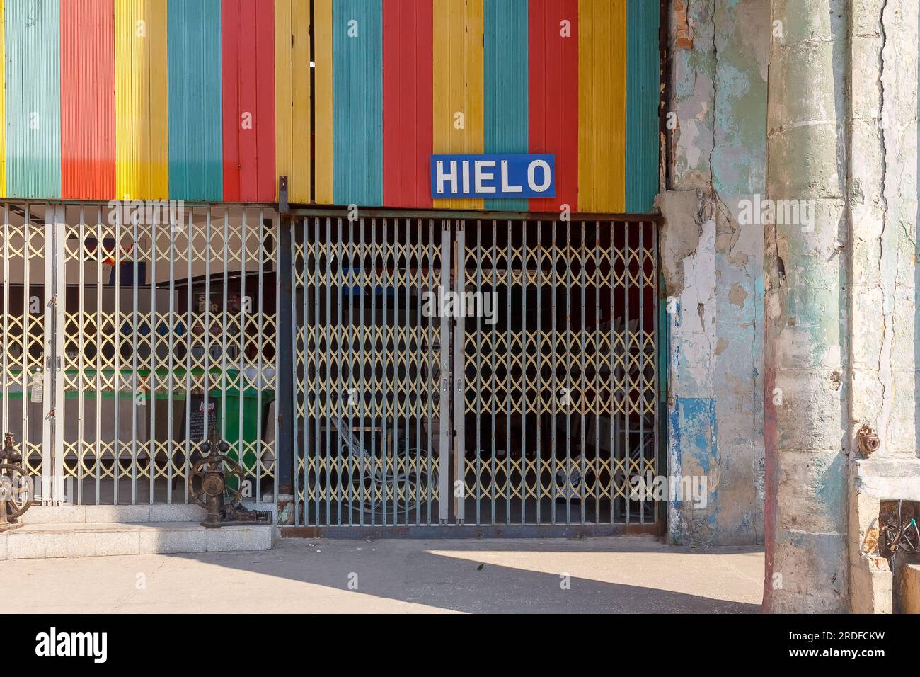 Havanna, Kuba - 27. Mai 2023: Ein vollständig geschütztes Haus mit Metallgittern in der Fassade. Ein Schild steht auf EIS, was bedeutet, dass Eis an diesem Ort verkauft wird. Stockfoto