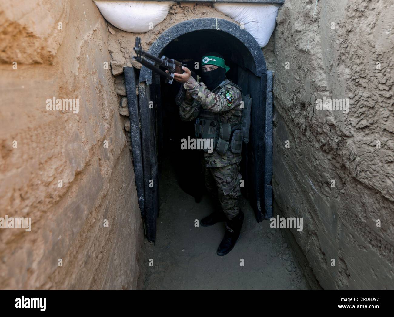 Gaza, Palästina. 19. Juli 2023. Ein Kämpfer von Izz al-DIN al-Qassam ...