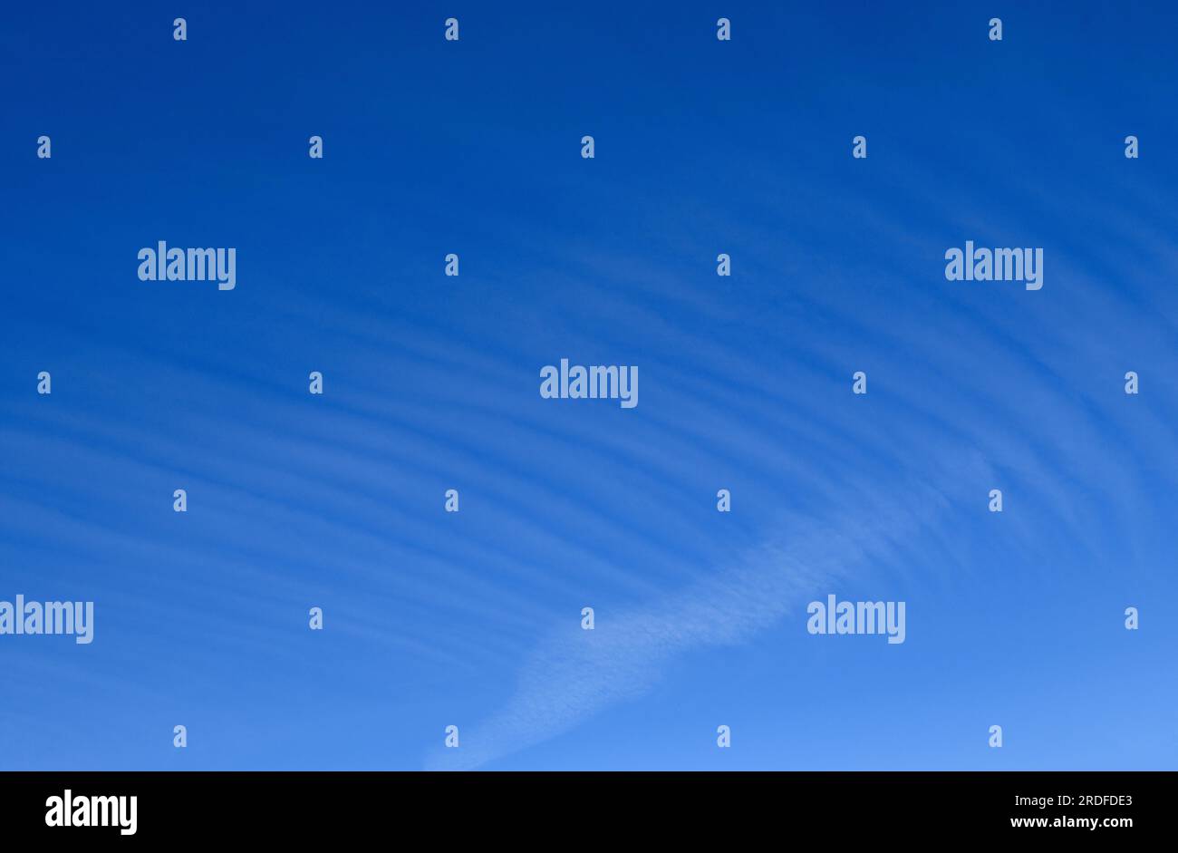Schleier Wolken cirrostratus Eiswolken, über dem blauen Himmel Stockfoto