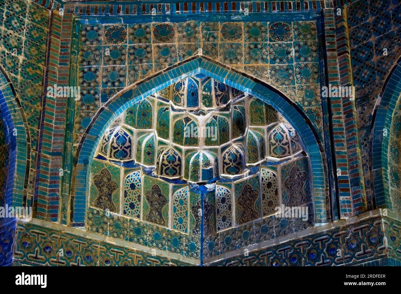 Mosaikmauer, Shahi Sinda, Fliesen, Shadi Mulk alias Mausoleum, Shah-e-Sende Stadt der Toten, Samarkand, Usbekistan Stockfoto