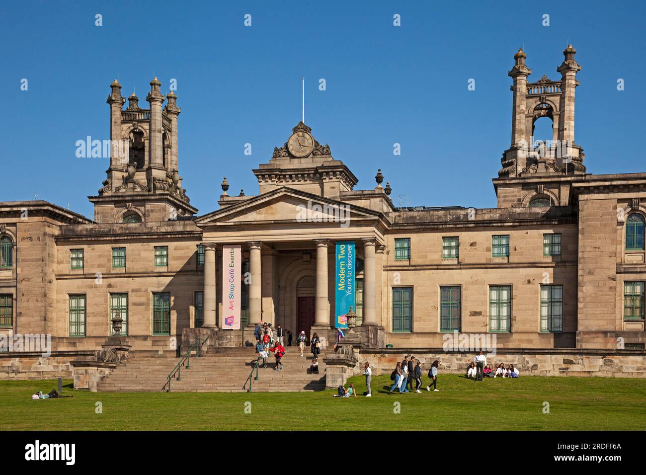 National Galleries of Scotland, Modern Two, Belford Road, Edinburgh, Schottland. 21. Juli 2023 Abbildung: Italienische Studenten warten in der Sonne mit einer Morgentemperatur von 16 Grad Celsius darauf, dass sich die Türen öffnen, um die Sammlung der modernen zwei faszinierenden Kunstwerke zu sehen, die von traditionellen Stilen abweicht, auf der Suche nach neuen Formen und Ausdrücken, die Ende des 19. Und frühen 20. Jahrhunderts entstanden sind. Stockfoto