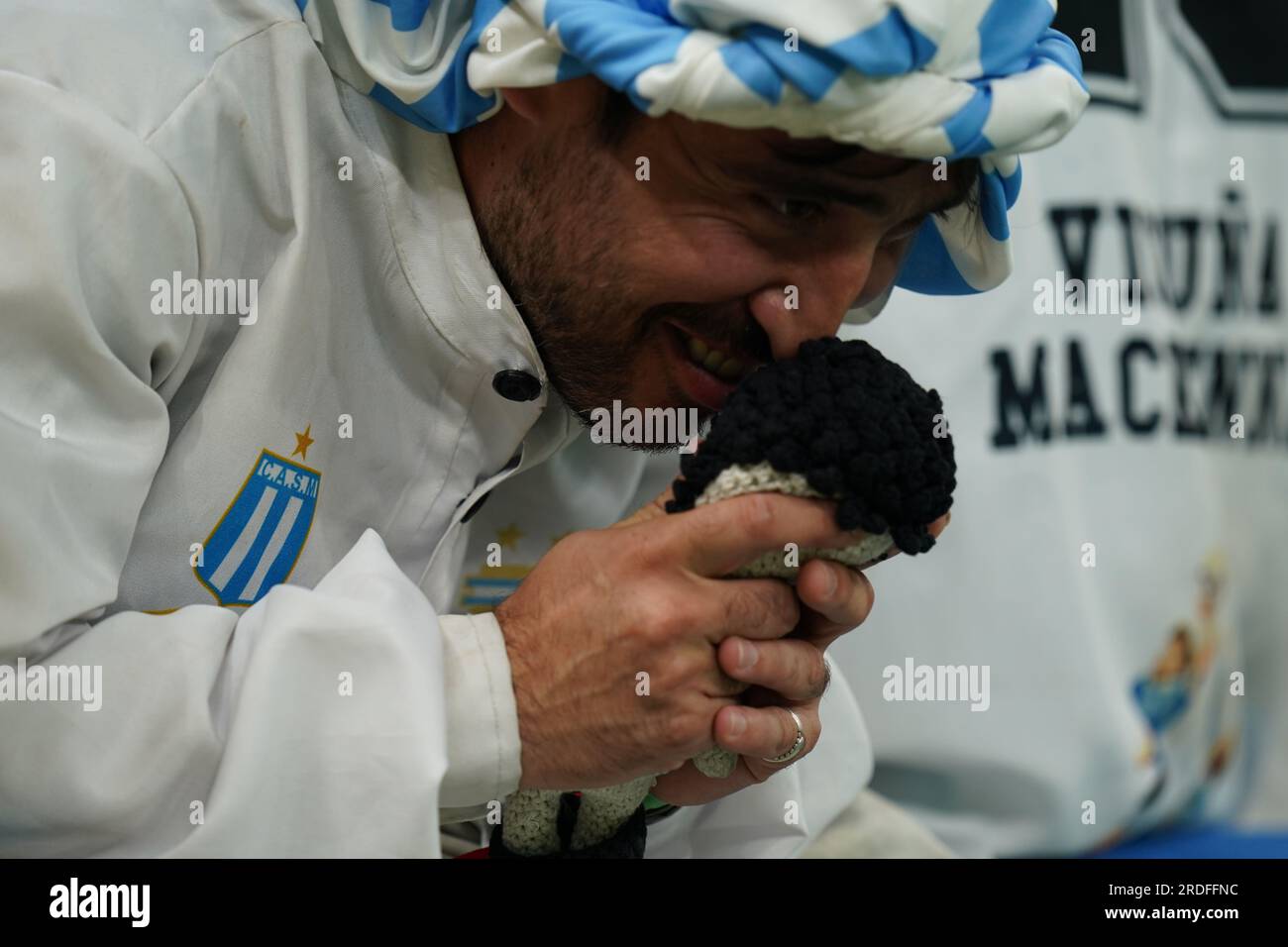 Lusail, Katar, 10, Dezember 2022. Argentinische Fans beten während der Penaltys zwischen Argentinien und den Niederlanden, Match 57, FIFA Weltmeisterschaft Katar 2022. C Stockfoto