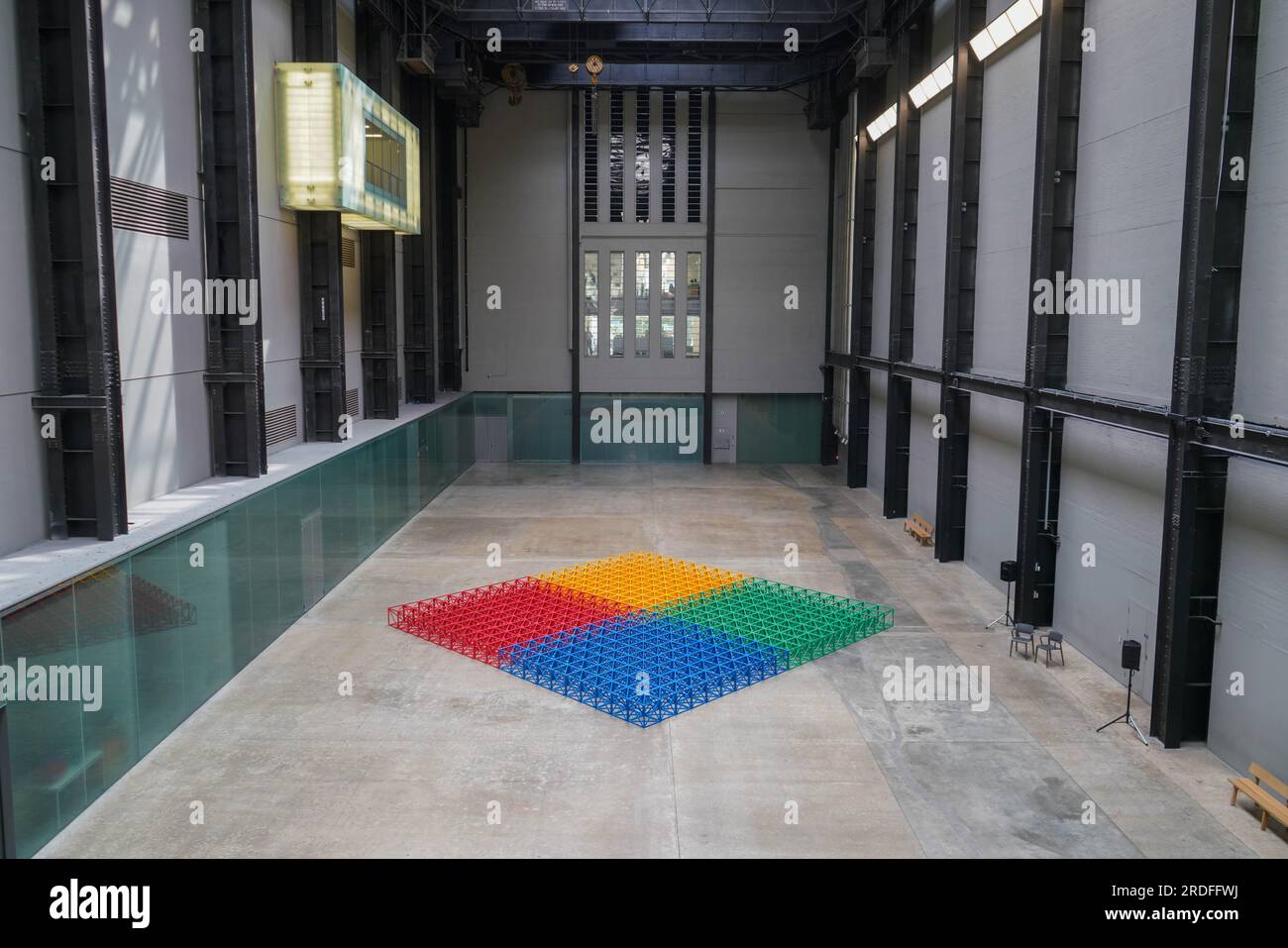 London UK. 21. Juli 2023: Große interaktive Skulptur des britisch-pakistanischen Künstlers Rasheed Araeen in der Turbinenhalle in Tate Modern. Besteht aus 400 Gitterwürfeln in einem 20x20-Gitter, die blau, gelb, grün und rot gestrichen und in einem Quadrat auf dem Galerieboden angeordnet sind. Besucher sind eingeladen, die symmetrische Anordnung zu brechen, indem sie die Struktur verschieben und neu konfigurieren. Die Ausstellung findet vom 22. Juli bis 28. August statt. Credit amer Ghazzal/Alamy Live News Stockfoto