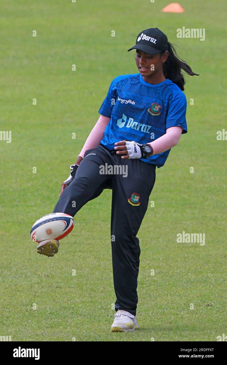 Marufa Akter nimmt während des Bangladesch an der Praxisübung des nationalen Cricket-Teams der Frauen vor ihrem dritten und letzten One Day International (ODI)-Spiel A Teil Stockfoto