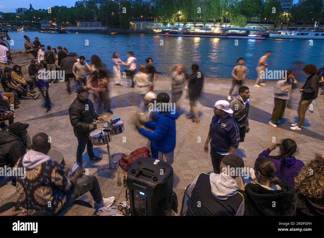 Musik und Tanz, junge Leute am Abend an der seine, Paris, Frankreich Stockfoto