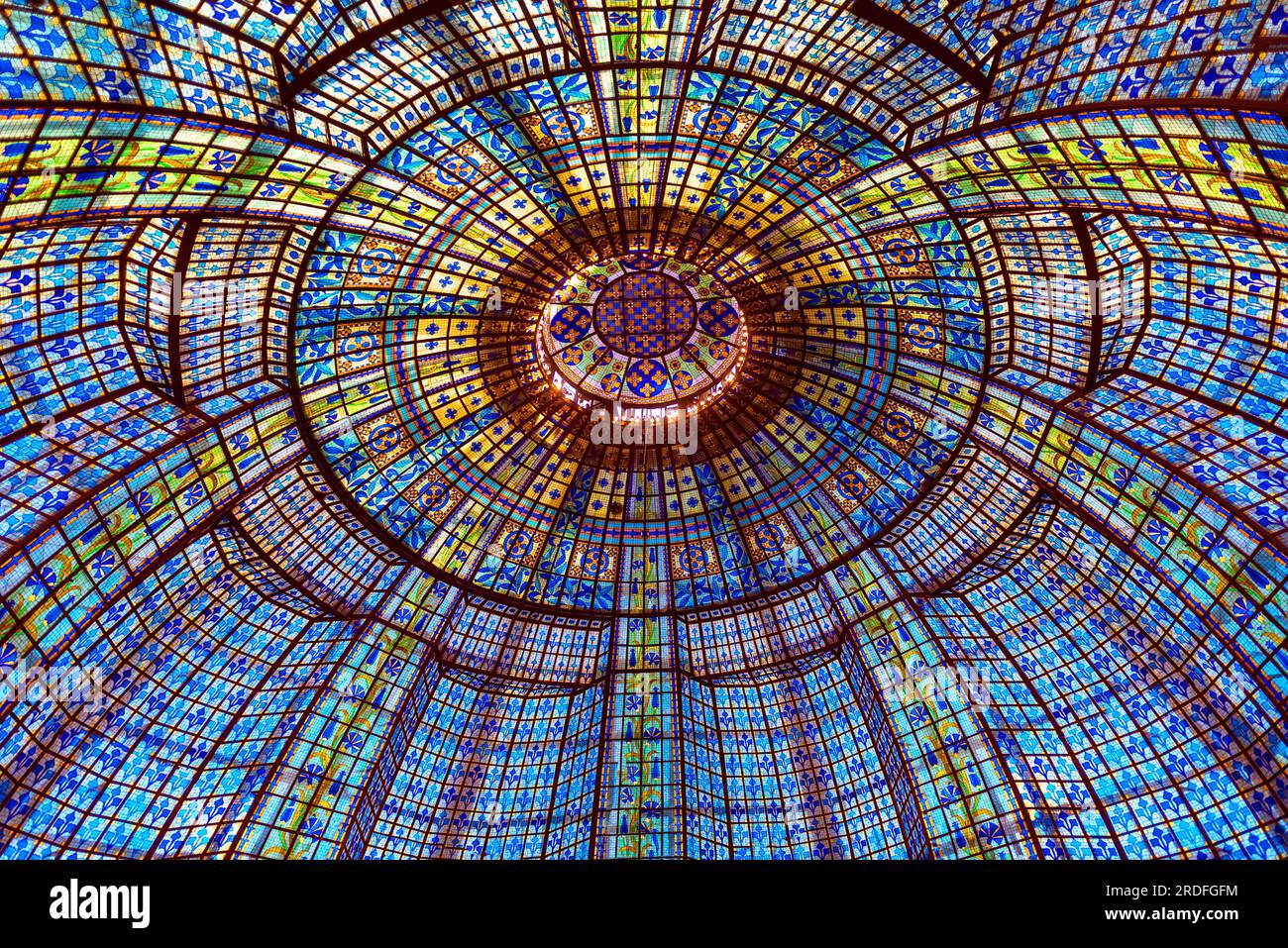 Glaskuppel im Jugendstil im Kaufhasu Lafayette, erbaut 1894, Paris, Frankreich Stockfoto