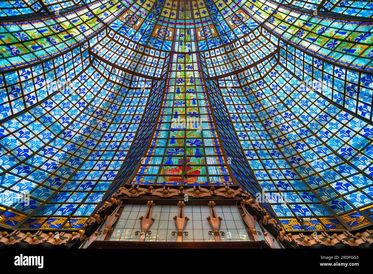 Detail der Art Nouveau Glaskuppel im Kaufhasu Lafayette, erbaut 1894, Paris, Frankreich Stockfoto