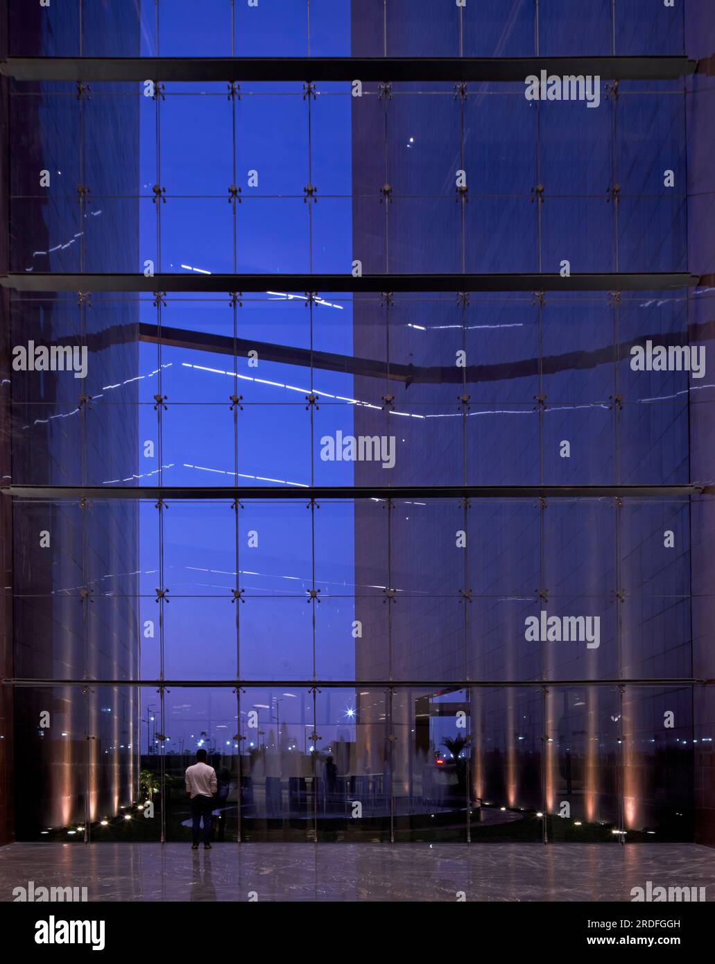 Eintrittsblick in der Abenddämmerung. Surat Diamond Bourse, Surat, Indien. Architekt: Morphogenese 2023. Stockfoto