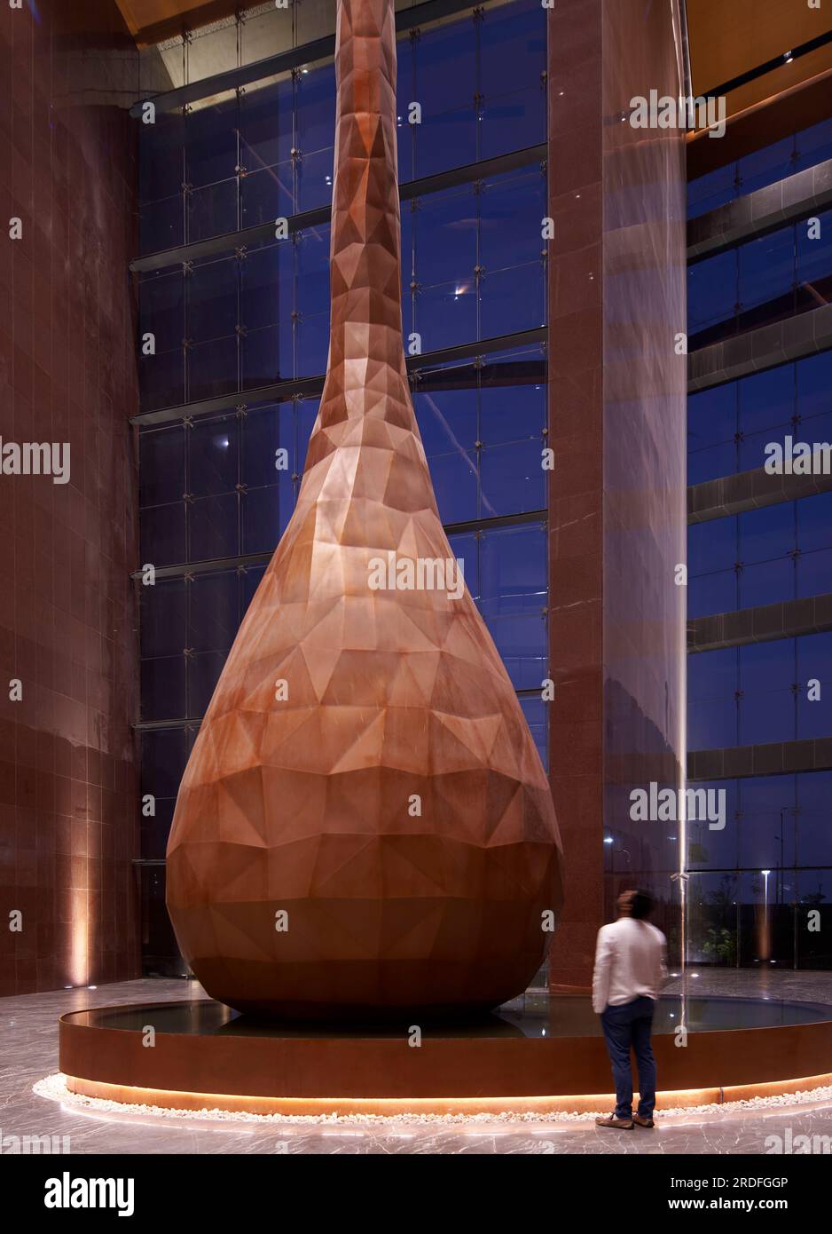 Eintrittsblick in der Abenddämmerung. Surat Diamond Bourse, Surat, Indien. Architekt: Morphogenese 2023. Stockfoto