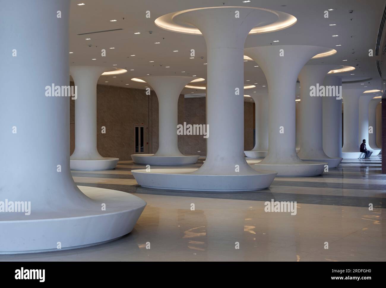 Eingang. Surat Diamond Bourse, Surat, Indien. Architekt: Morphogenese 2023. Stockfoto