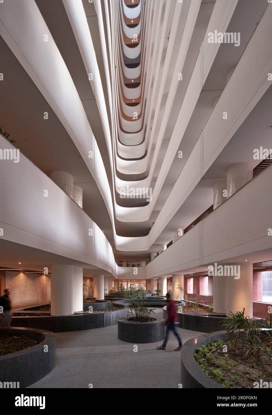 Atrium. Surat Diamond Bourse, Surat, Indien. Architekt: Morphogenese 2023. Stockfoto