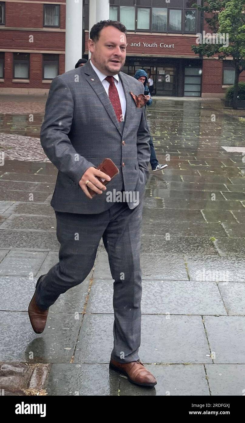 Jason Zadrozny, Leiter des Ashfield District Council, verlässt das Nottingham Magistrates' Court, wo er wegen 22 Straftaten angeklagt wird, darunter mehrfacher Betrug, Einkommensteuerhinterziehung und Kokainbesitz, ist neben seinem stellvertretenden Führer Thomas Hollis vor Gericht aufgetaucht. Bilddatum: Freitag, 21. Juli 2023. Stockfoto Jason Zadrozny, Leiter des Ashfield District Council, verlässt das Nottingham Magistrates' Court, wo er wegen 22 Straftaten angeklagt wird, darunter mehrfacher Betrug, Einkommensteuerhinterziehung und Kokainbesitz, ist neben seinem stellvertretenden Führer Thomas Hollis vor Gericht aufgetaucht. Bilddatum: Freitag, 21. Juli 2023. Stockfoto
