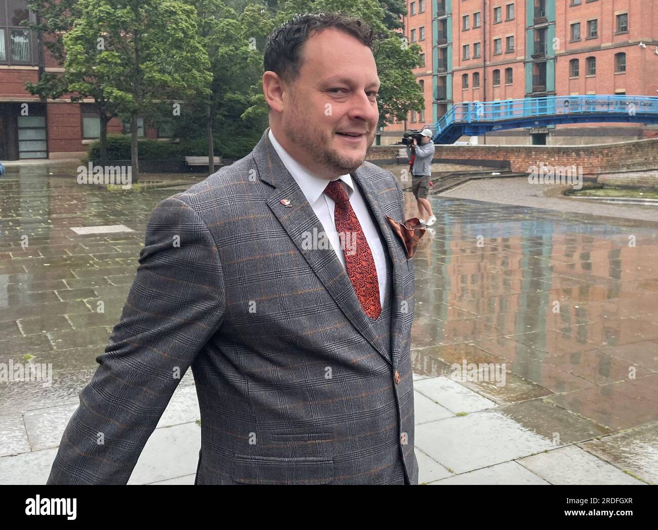 Jason Zadrozny, Leiter des Ashfield District Council, verlässt das Nottingham Magistrates' Court, wo er wegen 22 Straftaten angeklagt wird, darunter mehrfacher Betrug, Einkommensteuerhinterziehung und Kokainbesitz, ist neben seinem stellvertretenden Führer Thomas Hollis vor Gericht aufgetaucht. Bilddatum: Freitag, 21. Juli 2023. Stockfoto Jason Zadrozny, Leiter des Ashfield District Council, verlässt das Nottingham Magistrates' Court, wo er wegen 22 Straftaten angeklagt wird, darunter mehrfacher Betrug, Einkommensteuerhinterziehung und Kokainbesitz, ist neben seinem stellvertretenden Führer Thomas Hollis vor Gericht aufgetaucht. Bilddatum: Freitag, 21. Juli 2023. Stockfoto