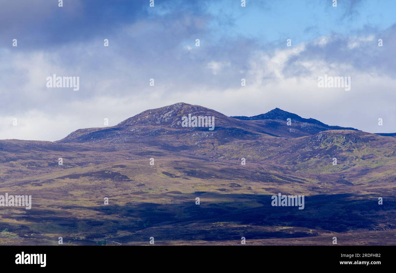 Der Gipfel von Carn Salachaid, der die Aussicht von der Bonar Bridge im schottischen Hochland von Sutherland, Schottland, Großbritannien dominiert - Foto: Geopix Stockfoto