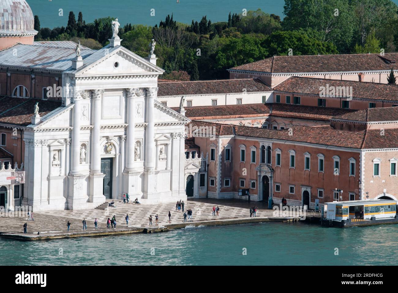 Venedig, Italien - 27. April 2019 : Panoramablick auf die kleine Insel mit der Kirche San Maggiore in Venedig, Italien Stockfoto